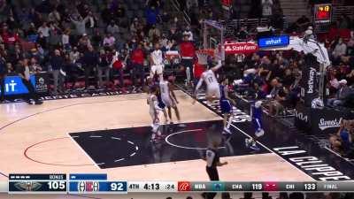 [Highlight] Valanciunas grabs the ball and runs the court for the fastbreak slam!