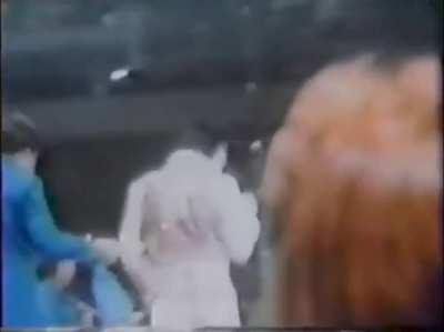 Amazing footage that really shows what it would've been like to be at an Elvis concert, 29th December 1976