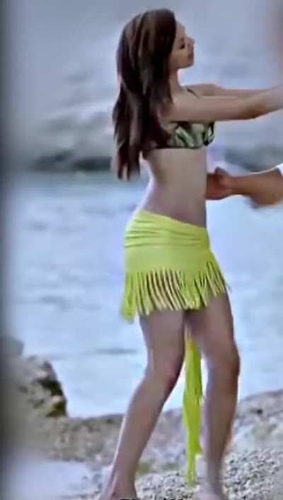 Deepika Padukone was an absolute hottie in this song with bikini and boob shake!