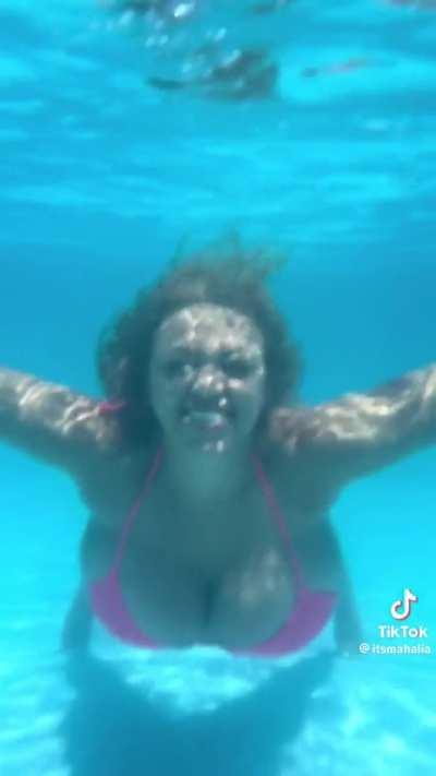 Dem big ass titties 🍒🍒🍒🍒🍒