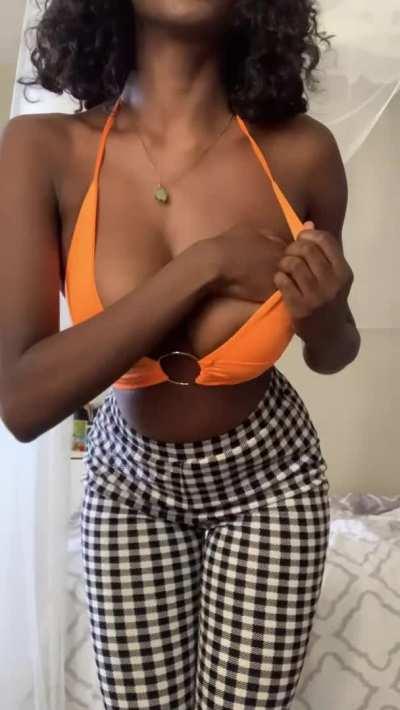 Natural heavy titties 🥵