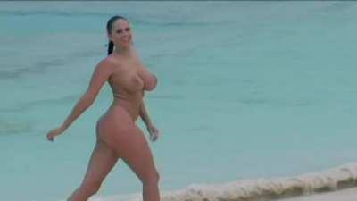 Curvy MILF looks good all over