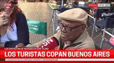 Periodista de C5N preguntándole a turista ecuatoriano por la dolarización.