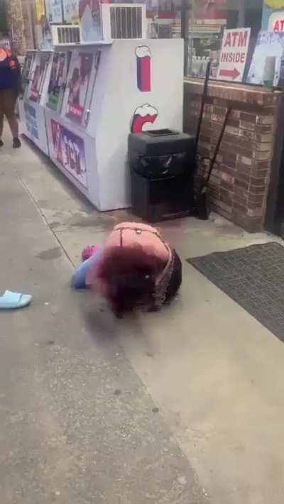 Daughter jumps in after her mother got slapped