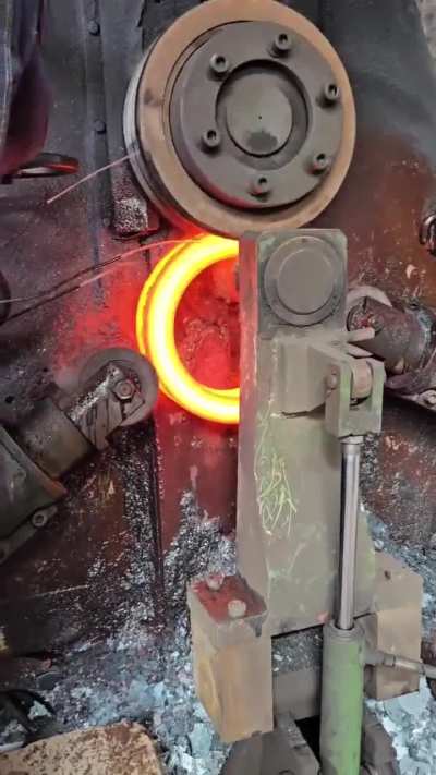 Vertical hot-rolling metal rings