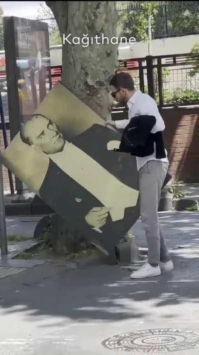 İstanbul'da halka açık bazı noktalara Atatürk portresi koyuldu, görenlerin tepkileri böyle kaydedildi.