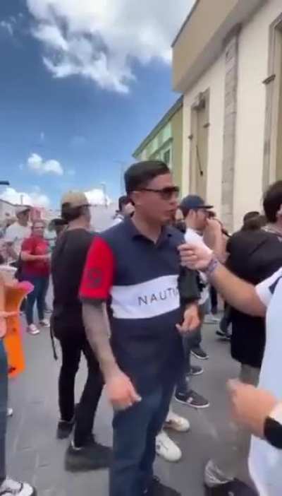 Ya ven que la 4T hace lo mismo que la oposición, si la oposición forma una marea rosa, ahí van los chairos a hacer su marcha, ahhh si hay un plantón de trabajadores del Poder Judicial y universitarios ahí van los chairos universitarios a defender la Refor