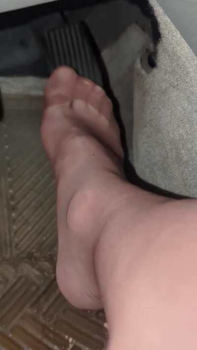 A little pantyhose pedal push while on lunch break 😘