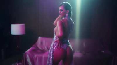 Loren wants a white Christmas ❄️🍑