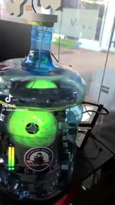 Computador dentro do galão de água