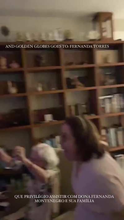 Fernanda Montenegro vendo sua filha, Fernanda Torres, sendo vencedora do Globo de Ouro!