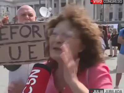 Una señora se enojó porque no había NADIE en la movilización de ATE y no pudieron cortar la calle. 