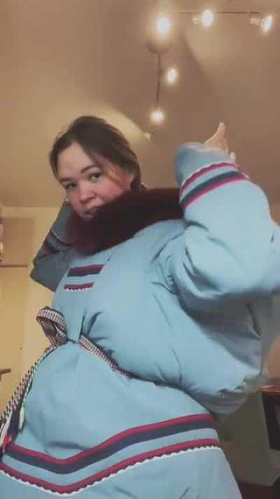 kiddo packed inside Inuit mom's coat 🥰