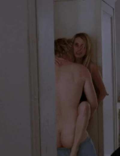 Emma Roberts had it nicely against the wall 😍😋