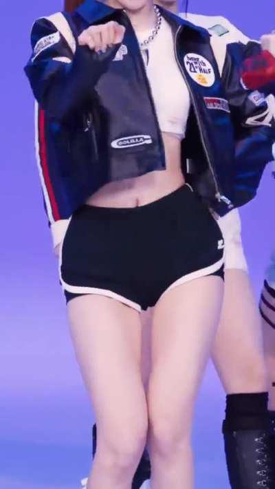 LE SSERAFIM - Sakura & Yunjin 🥵