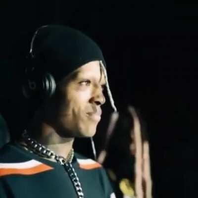 look how ayleks is admiring x