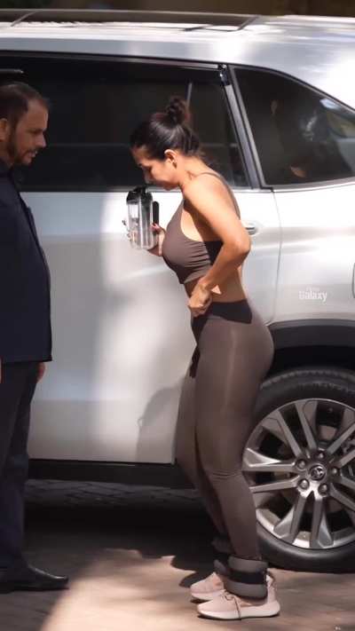 Tight Gymwear of Malaika! 😍😘