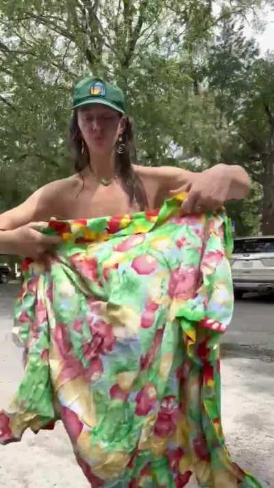 Who needs a changing room when you have the parking lotð