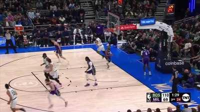 [Highlight] Jayson Tatum gets by Joe Ingles easily with the crossover dribble and takes it all the way to the cup for his 40th points