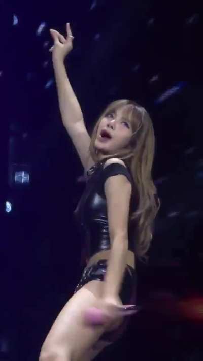 Lisa twerking (Kpop idol from Blackpink)
