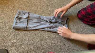 Para hacer espacio en las gabetas o cuando viajes. (Nudo de ropa militar)