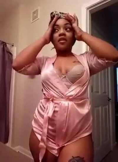 Chyna hall clapping that fat ass😫😍💦