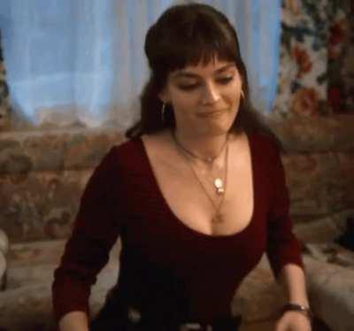 Emma Mackey looking like a cute babysitter