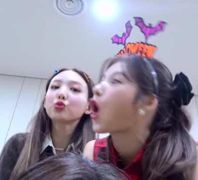 201126 - Sana nomming Nayeon's kiss