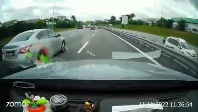 Accident near Bandar Ainsdale at KM280.1, Malaysia today, 11/11/2022