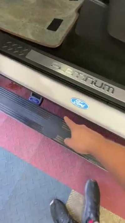 Не подскажите, что за марка машины?