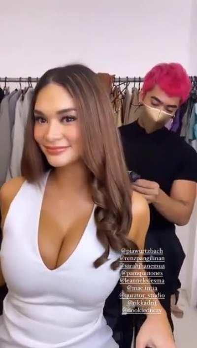 Cleavage if Pia Wurtzbach Yipee!
