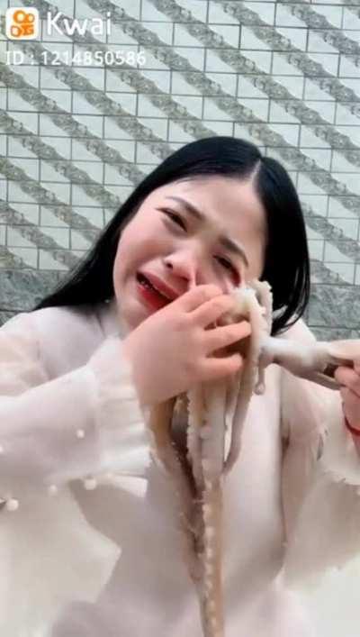 This is why you don't do selfies with sea creatures