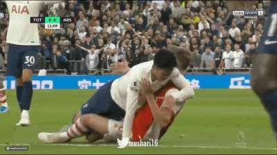 Son elbow on Holding 11 mins in