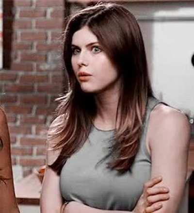 Love how they rest on her arms!