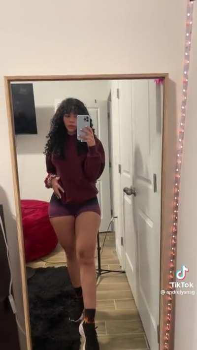 Wait until she turns around… (@Andrelyss)