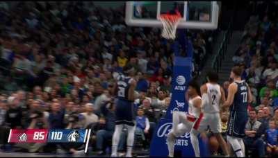 [Highlight] Sharpe goes way up to throw down the crazy lob with one-hand