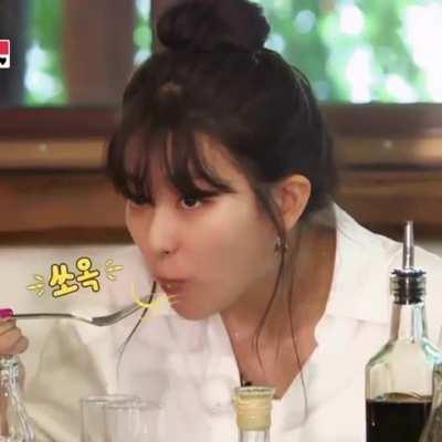 Seulgi eating