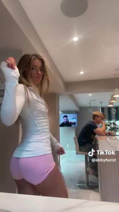 👀 The tv in the background