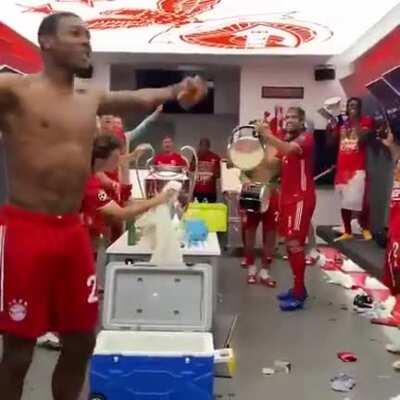 Bayern player Odriozola polishes the UCL trophy as the celebrates.