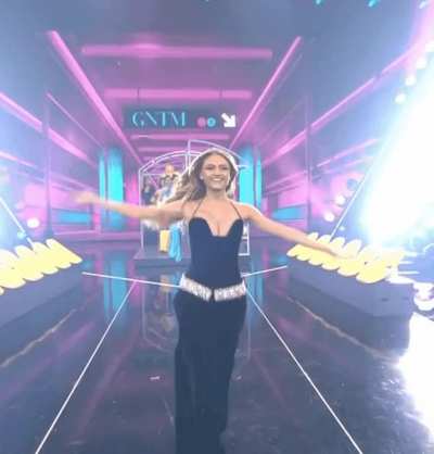 Leni Klum making an entrance