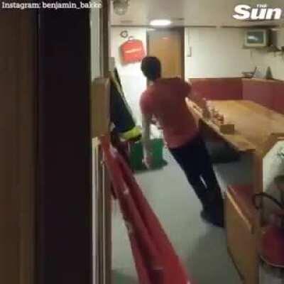 А когда на море качка И бушует ураган. Приходи, моя морячка, Я любовь тебе отдам.