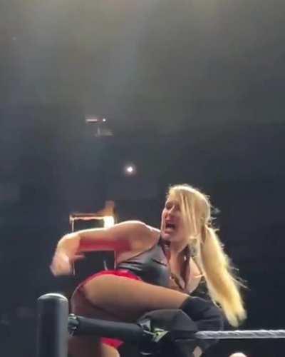 Who does it the best? 👋 🍑