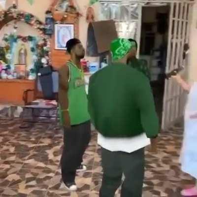 Que buena onda la banda de grove street fueron a visitar a mi abuelita el 10 de mayo