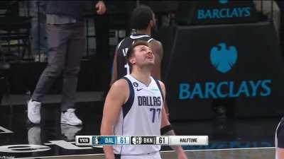 [Highlight] NBA Referee Scott Twardoski doesn't care about what Kyrie thinks about his last second bucket to end the quarter