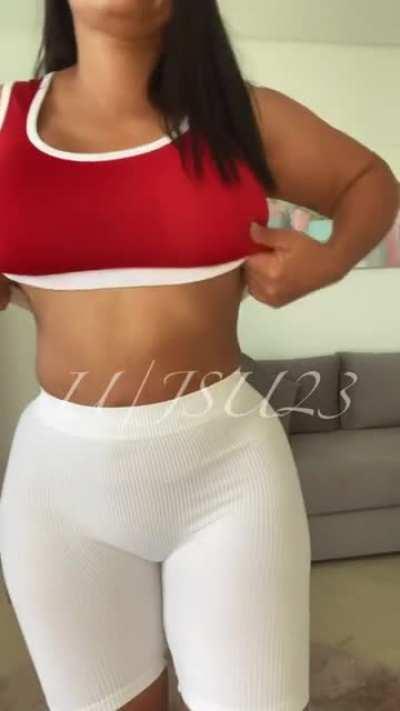 Me tomó 40 años mostrar mis tetas en Internet 🤷🏽‍♀️ Espero que no sea demasiado tarde 😏