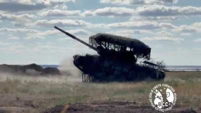 Russian T-62MV uses a ramp to conduct indirect fire on Ukrainian positions.