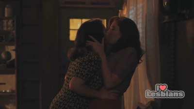 Abbi Jacobson & D'Arcy Carden (A League Of Their Own - s01e03) *NO MUSIC*