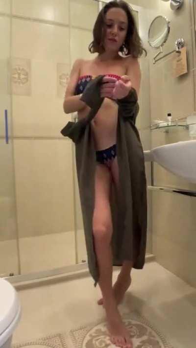 Красивая Фокси в ванной