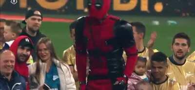 O atacante Artem Dzyuba (Zenit) se fantasiou de Deadpool para receber sua medalha de campeão russo. O Zenit confirmou o título após a vitória por 6x1 contra o Lokomotiv Moscou.