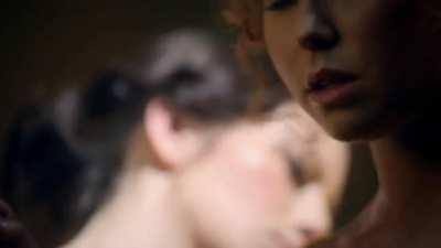 Anna Hutchison's hot naked plot in 